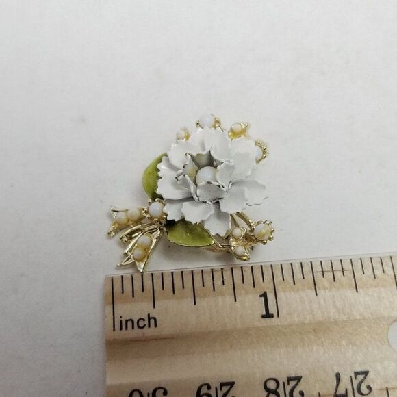 Vintage Coro White Flower Enamel Brooch, Signed Lapel Pin, Retro Estate - Picture 5 of 6
